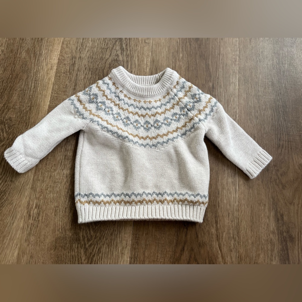 Cozy Knit Sweater with Patterned Design
